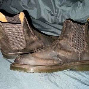 Brown pull on dr marten boot. Men’s 9 womens 10
